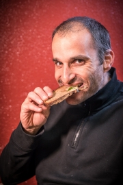 Yuval Königstein probiert die Tahina auf einem Stück Bauernbrot.