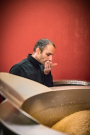 Der Geruch und der Geschmack des Sesams verrät Yuval Königstein den  gewünschten Bräunungsgrad.